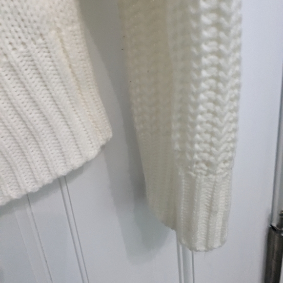 Shein Women's Off Shoulder Distressed Cropped Knitted Fringe White Small. - Picture 5 of 6